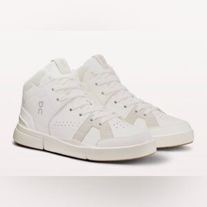 New in box On Cloud Women The Roger Clubhouse Mid White Sand Size 6.5